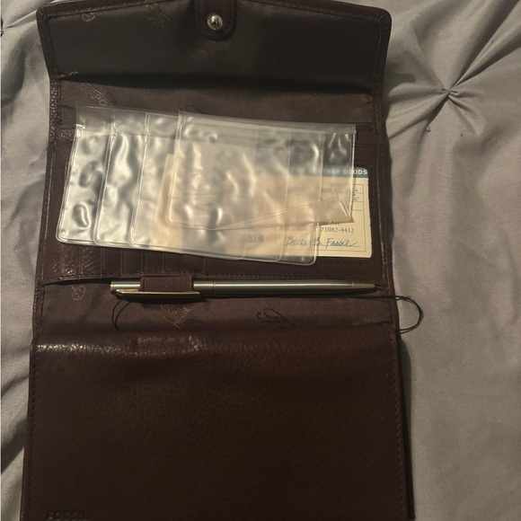 Fossil Brown Leather Wallet with Elegant Wave Design - Picture 3 of 10
